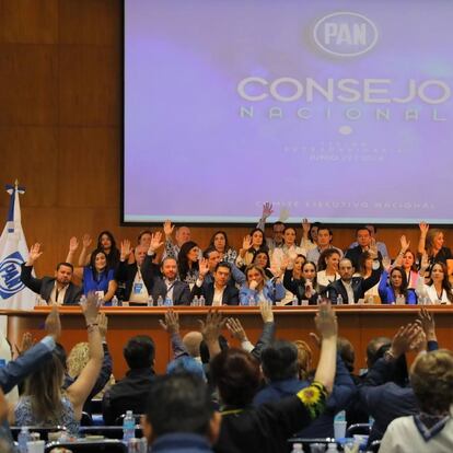 Marko Cortés y otros dirigentes panistas en el Consejo Nacional del partido, el 29 de junio.