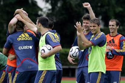 Los jugadores de la selección española, durante el entrenamiento de hoy.