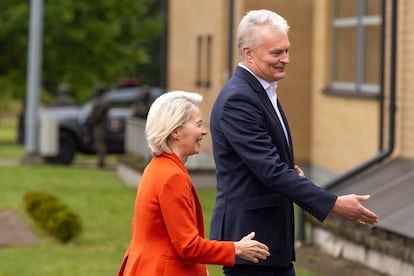 Ursula von der Leyen y el presidente lituano Gitanas Nauseda, este lunes en Medininkai (Lituania), muy cerca de la frontera con Bielorrusia.