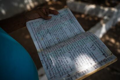 Alcides Gutiérrez observa el libro en el que anota a los muertos de su pueblo, en La Paz, César.