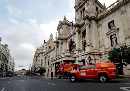 La Unidad Militar de Emergencias (UME), en la imagen, en la puerta el Ayuntamiento de Valencia, ha desplegado a un total de 75 personas en 19 vehículos para reconocer varios puntos de interés en la ciudad de València de forma previa a una desinfección masiva con autobombas. Imagen tomada el 16 de marzo.