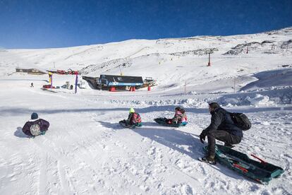 Una familia en la estación andaluza de Sierra Nevada en Granada, este sábado.
