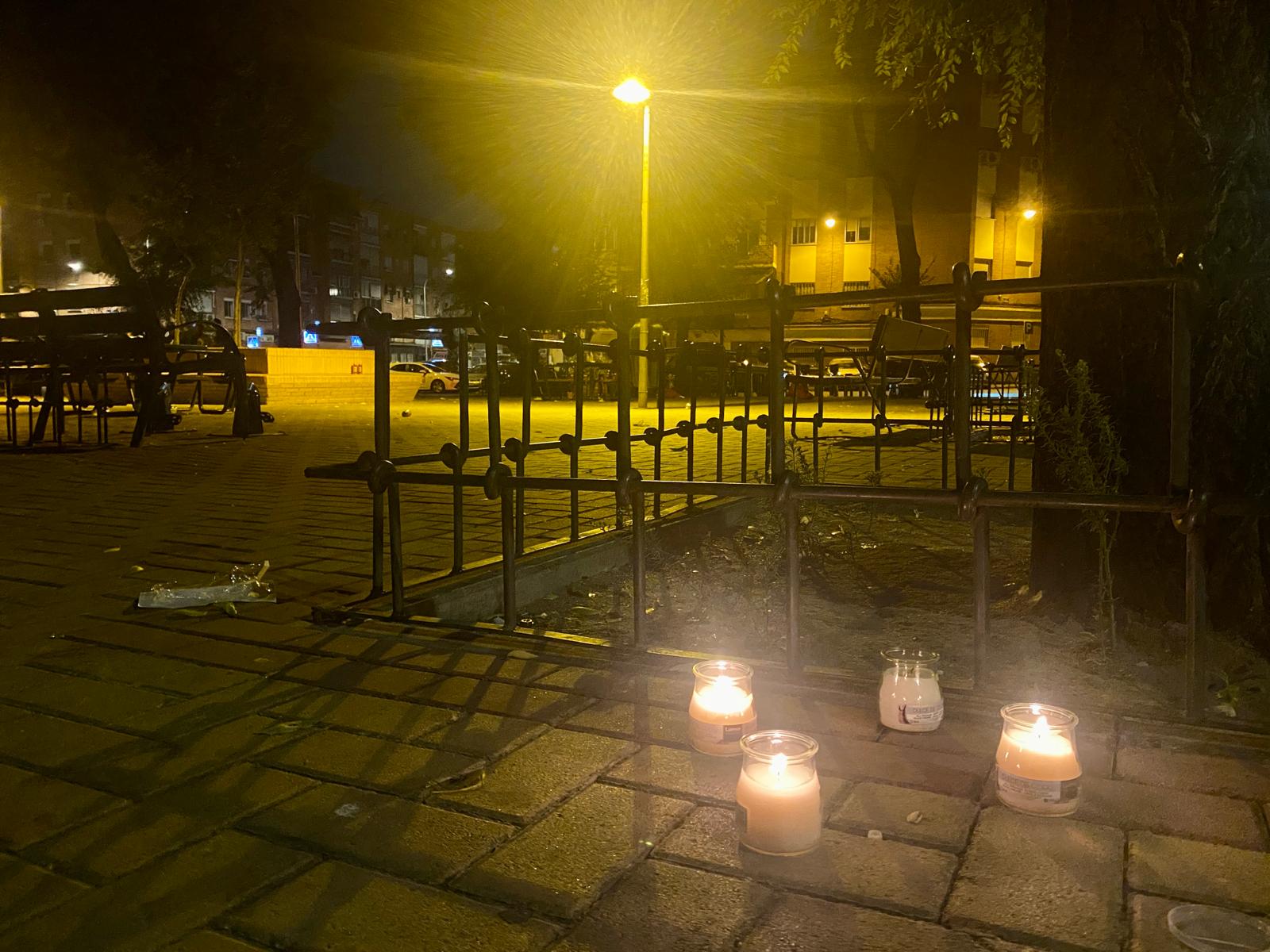 Cuatro velas lucen en el escenario de una reyerta de bandas este miércoles en Carabanchel como homenaje a los heridos.