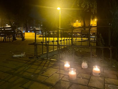 Cuatro velas lucen en el escenario de una reyerta de bandas este miércoles en Carabanchel como homenaje a los heridos.