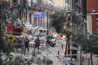 El 20 de enero, y cuando Madrid todava sufra los efectos del temporal, la explosin de una caldera en un edificio propiedad del arzobispado madrile?o en la calle Toledo caus cuatro muertos. En la imagen, los servicios de emergencias actan tras el siniestro.