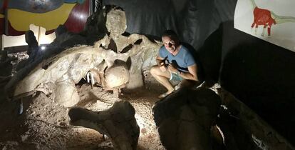 El paleontólogo Jorge Calvo junto a la cadera más grande descubierta.