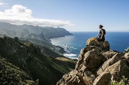 Desde el caserío de Bejía, en la vertiente norte del macizo de Anaga (en la foto), en Tenerife, una ruta invita a detenerse cada poco a contemplar el vacío. La senda, de dificultad media y unos cuatro kilómetros de recorrido, discurre por el canal de Bejía, colgado de una de las vertientes del barranco Seco, un estrecho y escenográfico encajonamiento por el que se desciende hasta Punta del Hidalgo. La ruta puede hacerse circular si, previamente, remontamos el barranco desde esta localidad de la costa noreste tinerfeña, ascendiendo por el fondo del valle hasta Bejía (unos 7,5 kilómetros en total).