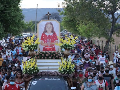 Romeiros fazem procissão para a Menina Benigna, em processo de beatificação, em Santana do Cariri.