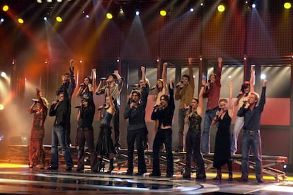 Otro pasito en la evolución de la telerrealidad, esta vez mezclada con el concurso de talentos, fue 'Operación Triunfo', emitido por primera vez en 2001. 