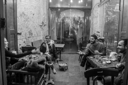 Jóvenes sirios conversan el fin de semana en el bar Bob Sharki, en el barrio cristiano de Damasco, zona donde se aglutinan el mayor número de bares de la ciudad.