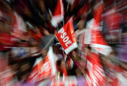 Banderas del PSOE, en uno de los actos de la campa&ntilde;a de primarias.