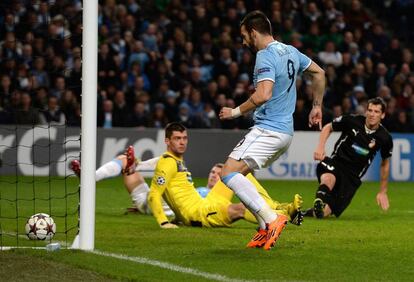 Álvaro Negredo anota uno de los goles del Manchester City.