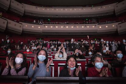 Los espectadores aplauden al final de la ópera 'El diario de un ángel', en Wuhan (China).