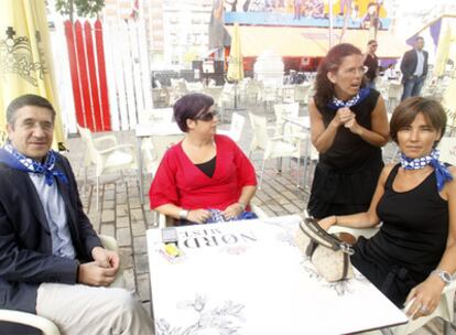Patxi López se sumó ayer a la celebración de la Aste Nagusia y compartió una terraza con su esposa, Begoña Gil; la concejal bilbaína del PP Beatriz Marcos y la europarlamentaria socialista Eider Gardiazabal (desde la derecha).