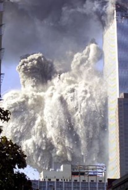 Se desconoce el número de muertos tras los ataques y posteriores derrumbes de las Torres Gemelas, aunque se sabe que más de 40.000 personas trabajaban a diario en el World Trade Center, y cerca de 150.000 lo visitaban cada día. En la imagen, momento en que se derrumba la primera torre.