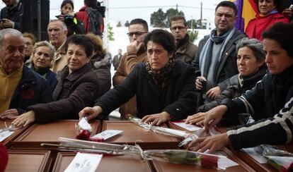 Familiares de las 17 rosas junto a las cajas con los restos de las víctimas.