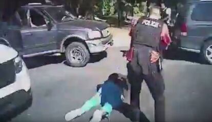 Keith Lamont Scott, no chão após ser baleado.