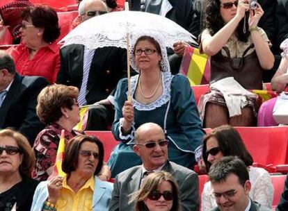 Una mujer vestida de goyesca.