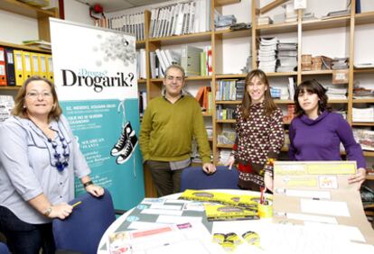 De izquierda a derecha, Marta Azkarretazabal, Raimundo Parreño, Marta Moreno y Estíbaliz Hierrezuelo, parte del equipo de drogodependencias del Ayuntamiento de Portugalete.