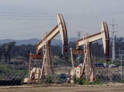 Unas bombas extraen petrleo de un pozo en Los ?ngeles, California. EFE/Archivo