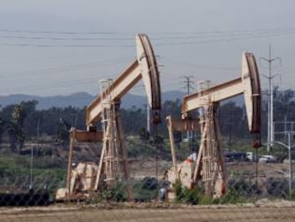 Unas bombas extraen petróleo de un pozo en Los Ángeles, California. EFE/Archivo