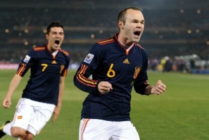 Iniesta y Villa celebran el gol del primero frente a Chile en el Mundial de Sudáfrica.