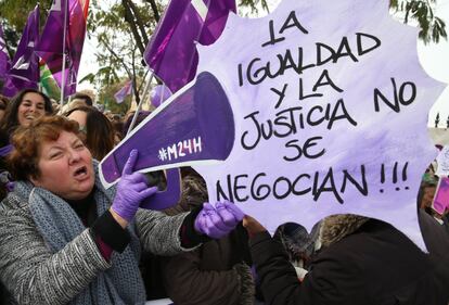 "Ni un paso atrás en política de igualdad", "Fuera fascistas de nuestro Parlamento" o "Volver a casa sola, a mí también me mola" son algunos de los cánticos que se han entonado en la protesta frente a la Cámara andaluza. En la imagen, una mujer porta una pancarta con forma de megáfono en la que se puede leer "La igualdad y la justicia no se negocian", durante la concentración en Sevilla.