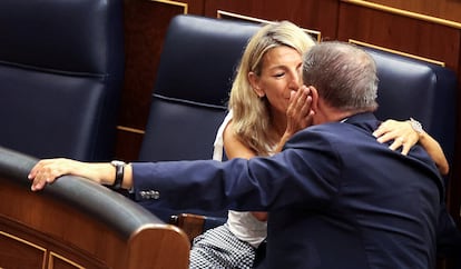 La ministra de Trabajo, Yolanda Díaz, y el ministro de Agricultura, Luis Planas, se saludan al comienzo del pleno. El Gobierno confía en tener amarrada la mayoría simple necesaria para aprobar este jueves el decreto de ahorro energético con la suma de los grupos que invistieron a Pedro Sánchez.