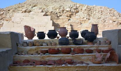 Algunas de las vasijas halladas en un taller de embalsamamiento llevan jeroglíficos que explican cómo momificar a los muertos.