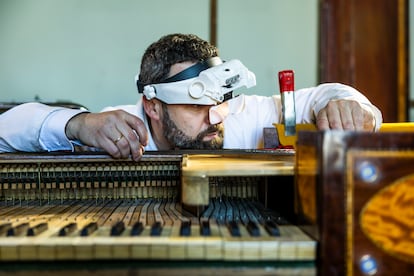 Víctor Javier Martínez trabaja en una de las salas del Palacio Real, de donde no puede salir el instrumento.