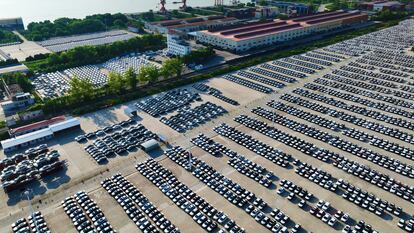 Coches a la espera de ser embarcados en Wuhu (China) en agosto de 2023.