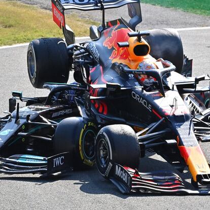 Al reincorporarse Hamilton a la pista, vio por el retrovisor cómo el holandés llegaba por detrás, para medirse con él en la primera curva.