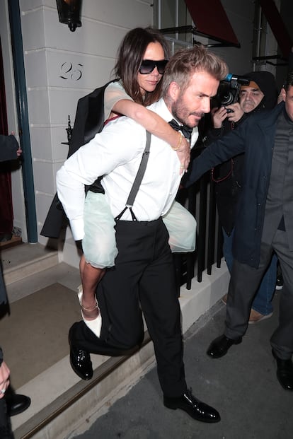David Beckham coge en caballito a su esposa, Victoria Beckham, a la salida de su 50 cumpleaños, en Londres (Inglaterra), el 20 de abril de 2024.