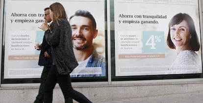 La sucursal de un banco en Madrid, con anuncios de planes de pensiones.
