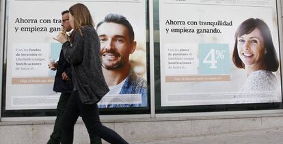 La sucursal de un banco en Madrid, con anuncios de planes de pensiones.