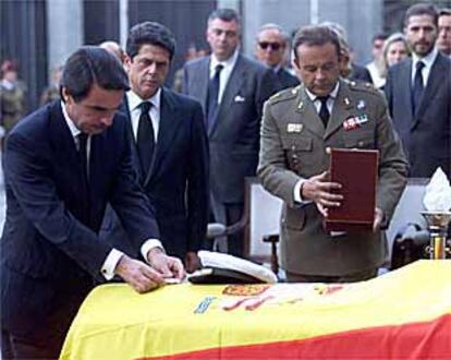 El presidente José María Aznar coloca sobre el féretro la Gran Cruz al Mérito Militar.