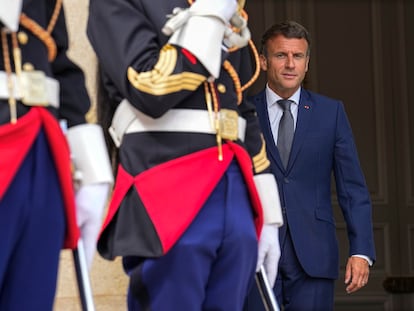El presidente francés, Emmanuel Macron, en la entrada del Elíseo (París) el 10 de junio.
