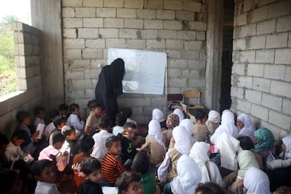 Estudiantes en casa del profesor Adel al Shorgaby, que ha acogido a 700 alumnos en su hogar.