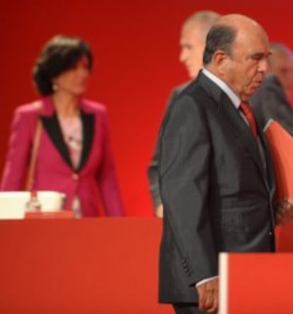 El hasta ahora presidente de Banco Santander, Emilio bot&iacute;n, en primer plano, y su hija y sucesora, Ana Patricia Bot&iacute;n, al fondo, en la junta general de accionistas del pasado marzo.