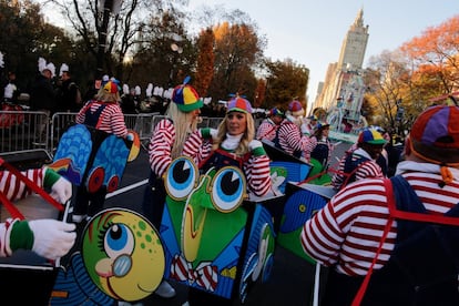 Participantes disfrazados se preparan para iniciar el 91º desfile de Acción de Gracias en Nueva York.