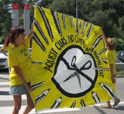 Dos profesoras del colegio El Xiprers, en Vallvidrera, protestan contra los recortes.