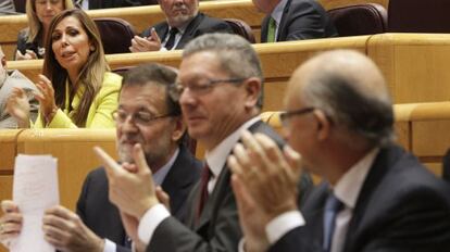 Camacho observa en el Senado a Rajoy, Gallardón y Montoro.