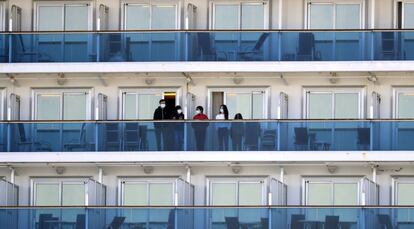 Pasajeros guardan cuarentena en los camarotes del crucero 'Diamond Princess' fondeado en Yokohama, cerca de Tokio.