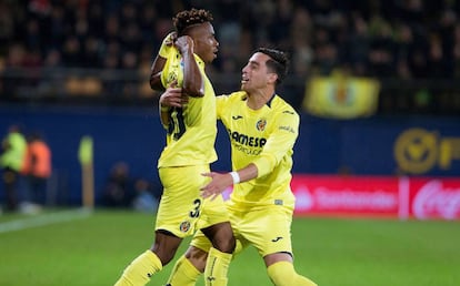 Chukwueze (i.), con Funes Mori tras marcar ante el Betis.