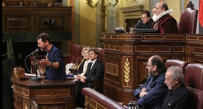 Miguel Poveda canta en el estrado del Congreso, le escuchan Marisa Paredes, José Mota, José María Pou, José Luis Gómez. Preside la sesión Manuel Tafallé como Miguel de Cervantes.