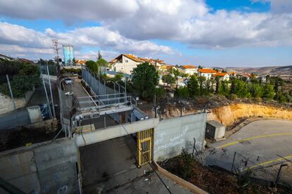 Pasillo como único acceso que hay a la vivienda de la familia Ghryib, rodeadas de medidas de seguridad para separarla del asentamiento israelí de Givón Hahadasha, construido en los terrenos usurpados a esa familia palestina.