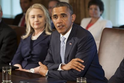 El presidente de EE.UU., Barack Obama (d), con la secretaria de Estado, Hillary Clinton, durante una reuni&oacute;n de su gabinete en la Casa Blanca, el  26 de julio.