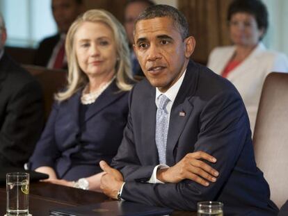 El presidente de EE.UU., Barack Obama (d), con la secretaria de Estado, Hillary Clinton, durante una reuni&oacute;n de su gabinete en la Casa Blanca, el  26 de julio.