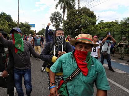 Decenas de indígenas caminan por una calle durante una manifestación en Cali, este domingo.