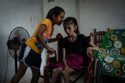 Melanie Hernández juega con su hermana Marely.